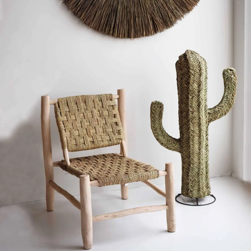 Décoration extérieure relaxante avec des cactus et des accessoires en bambou-  vu sur Pinterest - Petite Lily Interiors
